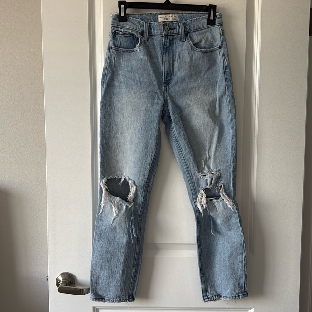 Abercrombie & Fitch 
The mom high rise 
2R/26